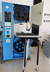 <a href=http://www.120058.cn target=_blank class=infotextkey>立式鋸床</a>是國際普遍且工業(yè)發(fā)展不可缺少的實(shí)驗解剖機，一般金屬材料的切斷、凡鋸刃所及的地方都可以做切斷